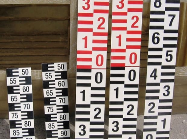 Vodočetné latě RIGEL ve dvou provedeních s alternativním barevným schématem. Ukázka standardní a otočené barevné varianty číselného značení včetně hodnot 2-3-4 atd.