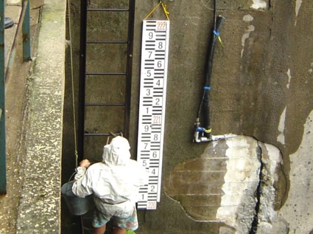 O ukazatelích kompletně - informace o hladinoměrech / vodočtech a vodoměrných / limnigrafických stanicích. Profesionální systémy pro měření hladiny vody a monitoring vody s certifikací. Připevnění vodočetné lati na měření výšky hladiny vody od společnosti RIGEL - Jan Malecha