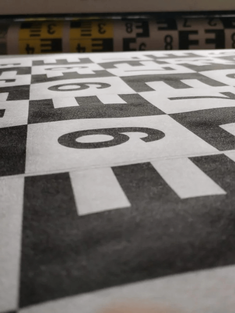 Výroba začíná tiskem ukazatelů na mechanické měření výšky hladiny vody na speciální tkaninový papír. Vyrobí se tak hladinoměr, jinak řečeno limnigraf, vodočet, vodočetná lať či limnigrafická stanice.