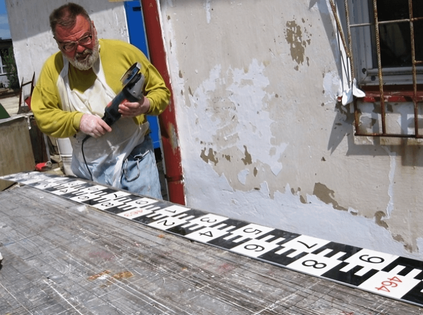 Odborná kontrola přesnosti řezu certifikovaných vodočetných latí pro profesionální měření vodní hladiny