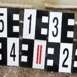 Vodočetná lať RIGEL s římskými číslicemi I, II, III pro označení metrů. Černobílé provedení se standardním značením.