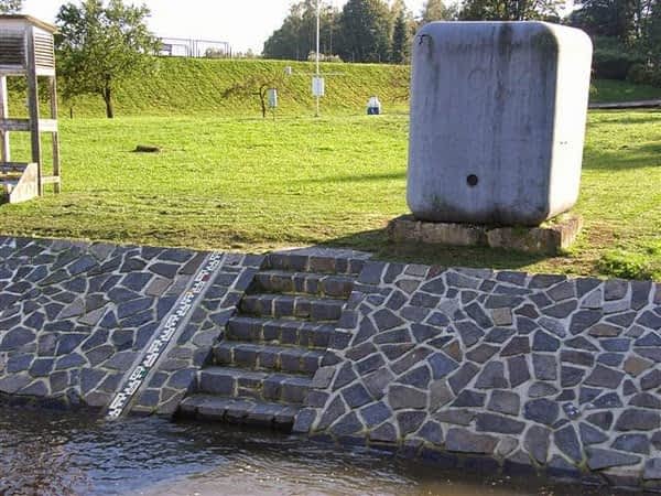 Výhody vodočetných latí | Měřidlo tzv. ukazatel hladiny Upevnění vodočetné šikmé latě