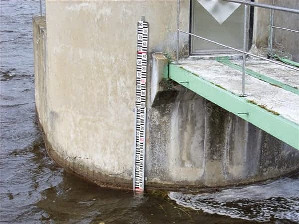 Výhody vodočetných latí | Měřidlo tzv. ukazatel hladiny Upevnění kolmé limnigrafické stanice